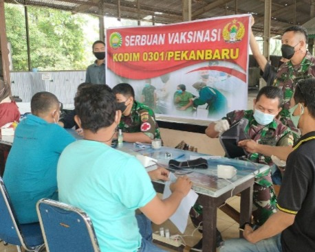 Kodim 0301/PBR Laksanakan Serbuan Vaksinasi Oleh Team Mobile Di Wilayah Kelurahan Tanjung Rhu