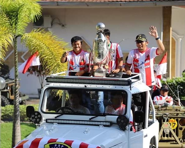 Wawako Hendri Septa dan Indra Sjafri Arak Piala Soeratin Keliling Kota Padang