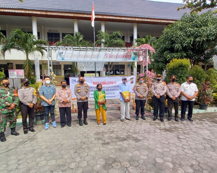 Polresta Pekanbaru dan Polsek Limapuluh Berkolaborasi Bersama Donatur Salurkan Bantuan Beras Kepada Warga Terdampak Pandemi Covid-19