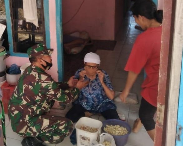 Babinsa Kodim 0301/PBR Bagikan Masker dan Sosialisasi Prokes Kepada Masyarakat