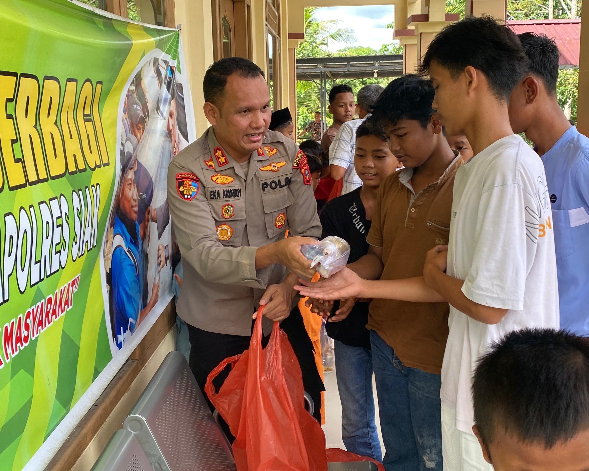 Aksi Humanis Kapolres Siak: Bagikan Makanan Untuk Jamaah Dan Anak-anak Usai Shalat Jum'at
