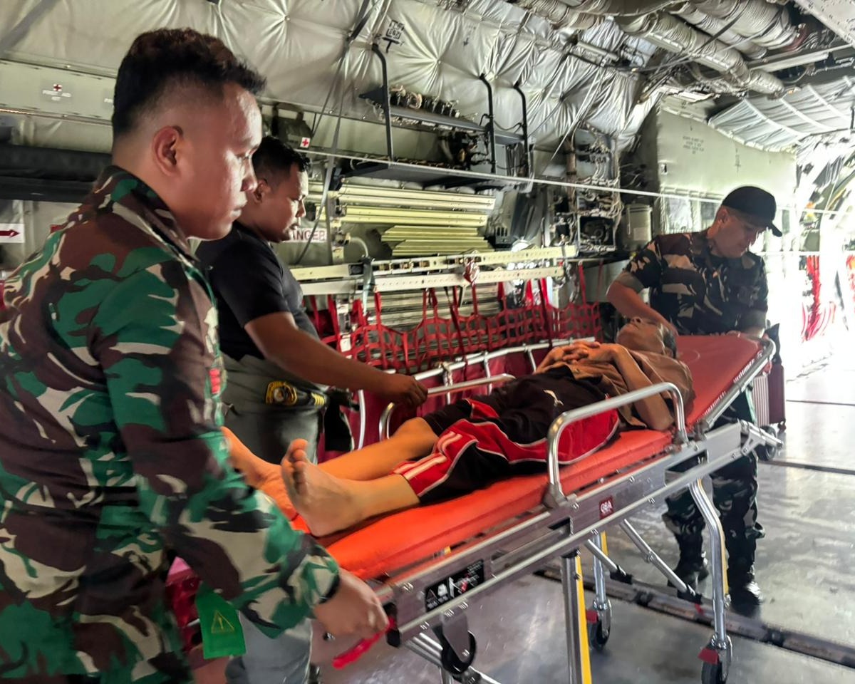 Satgasud Lanud Soewondo Evakuasi Lansia Melalui Jalur Udara di Tengah Pemulihan Pascabencana
