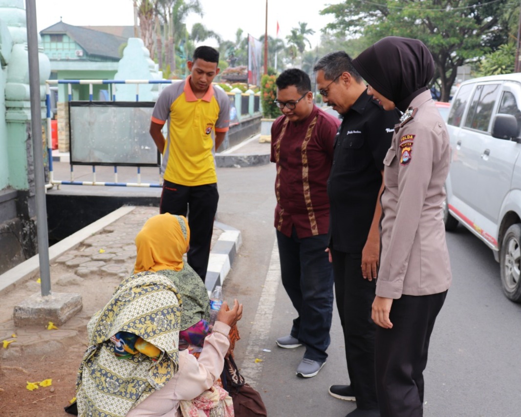 Peduli Sesama, Tim Jumat Barokah Polda Banten Sambangi Kediaman Nenek Mariah