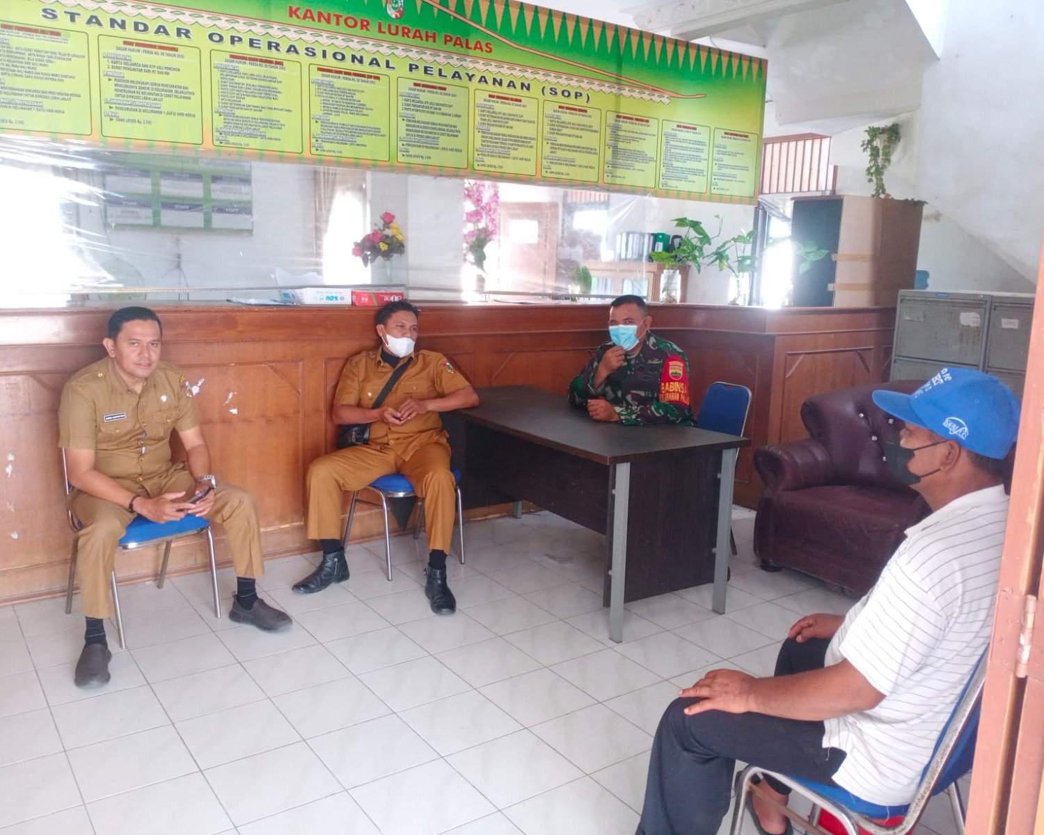 Babinsa Kodim 0301/PBR Bersama Staf Kelurahan Palas Laksanakan Kegiatan Komsos
