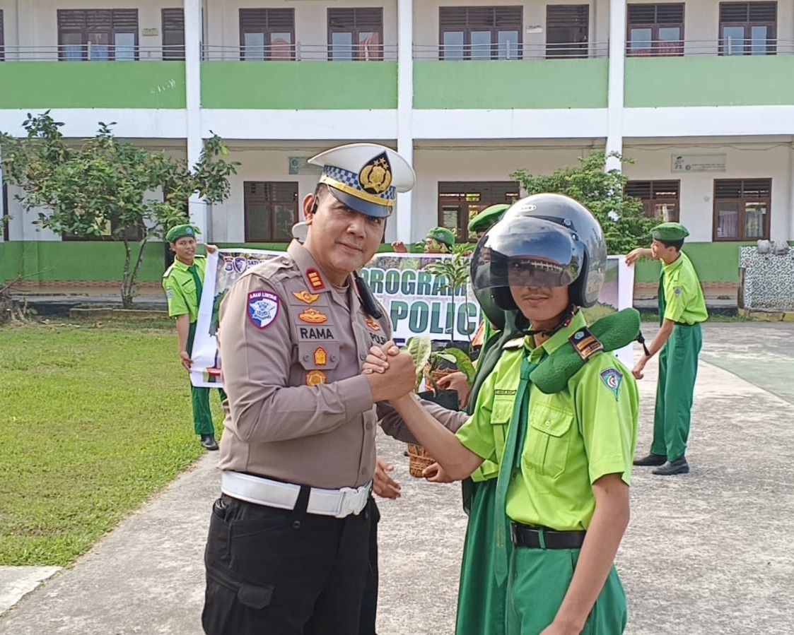 Police Go To School Menjadi Inspektur Upacara Senin, Satlantas Polres Siak Sampaikan Pentingnya Tertib Berlalu Lintas Dan Program Green Policing