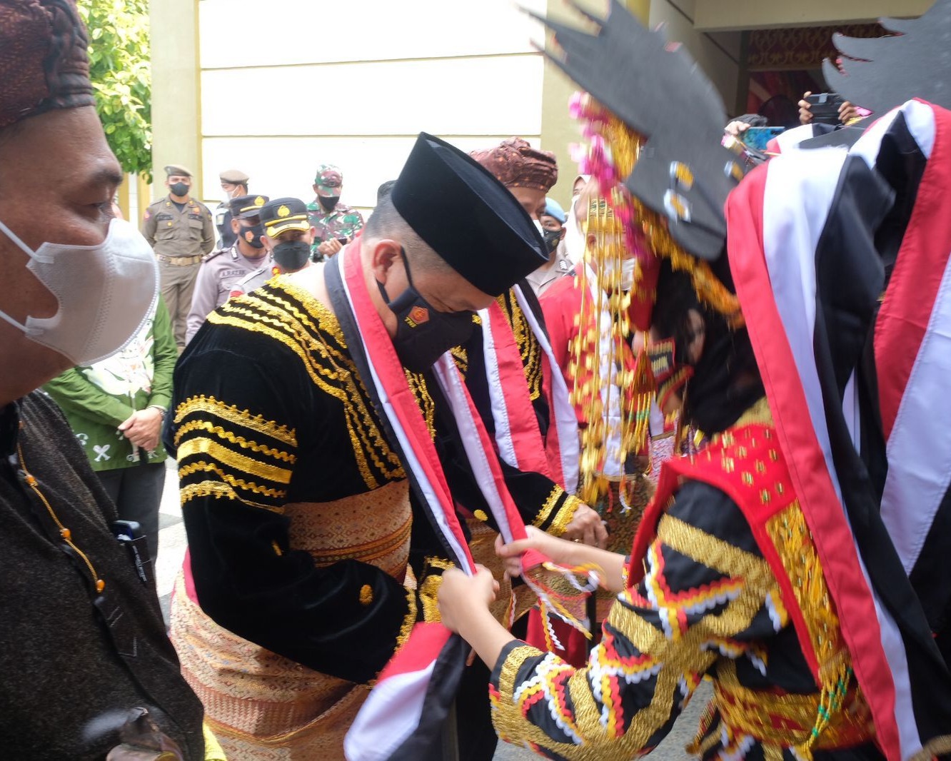 Terima Gelar Kehormatan Adat Datuak Bandaro Alam, Kapolda Riau: InsyaAllah Akan Saya Jaga Amanah Dengan Baik