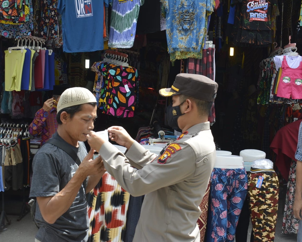 Cegah Penyebaran Covid-19, Kapolsek Senapelan Bagikan Masker Gratis Kepada Pedagang dan Pengunjung Pasar Senapelan