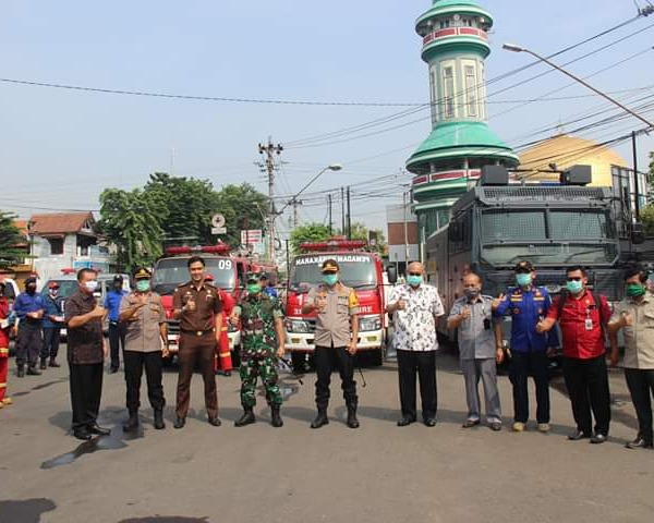 Polres Kendal Bersama Pemerintah Kabupaten Melakukan Penyemprotan Disinfektan Serentak
