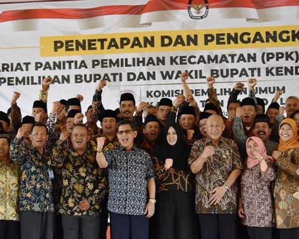 KPU Melantik 100 Anggota PPK, Berikut Pesan Bupati Kendal