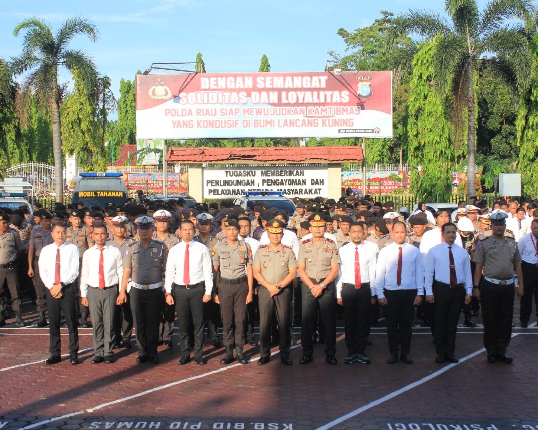 Kapolda Riau Memberikan Penghargaan Kepada 18 Personil Berprestasi