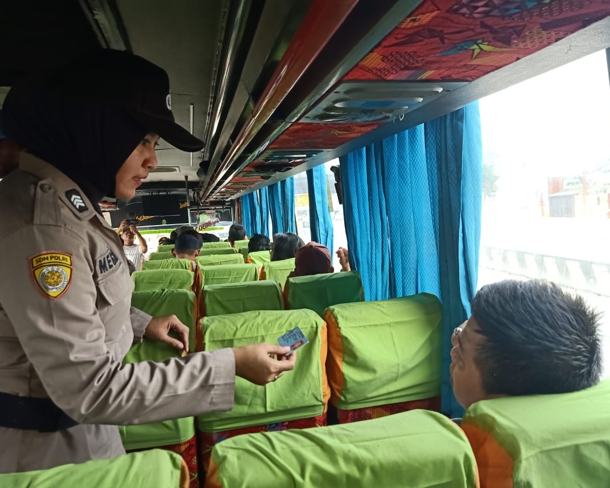 Teriknya Matahari Tidak Meluluhkan Semangat Polwan Polda Banten, Untuk Menciptakan Situasi Yang Aman dan Kondusif