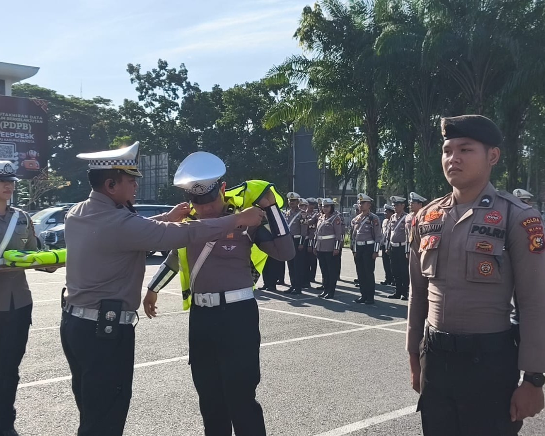 Menjawab Harapan Masyarakat, Ditlantas Polda Riau Libatkan Personel Ditsamapta Untuk Patroli Dan Penguraian Kemacetan Di Kota Pekanbaru