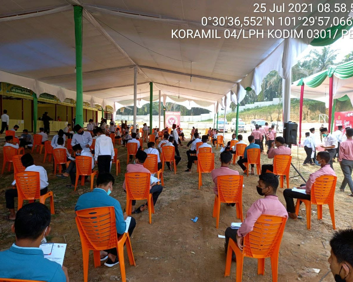 Babinsa Kodim 0301/PBR Bersama Lurah dan Personil Polri Laksanakan Monitor Pelaksanaan Vaksinasi Massal Untuk Pelajar di Pondok Pesantren Al - Kausar