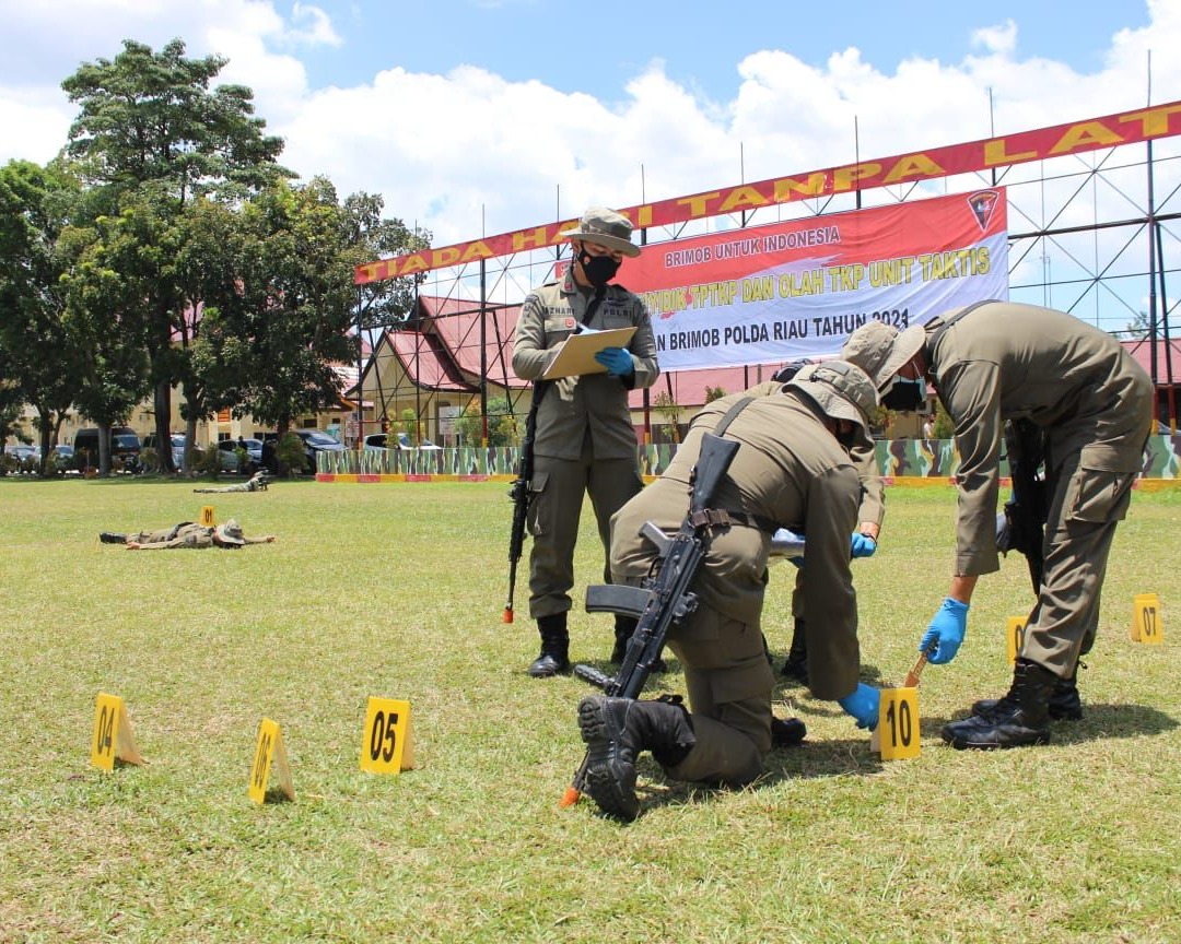 Personel Satuan Brimob Polda Riau Laksanakan Simulasi TPTKP dan Olah TKP Unit Taktis