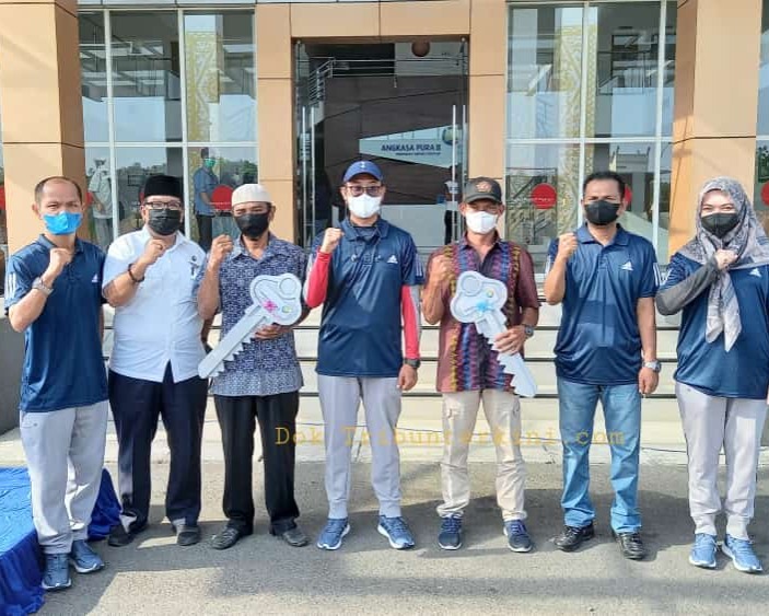 Puncak HUT Angkasa Pura II Ke 37, EGM Yogi Prastyo Suwandi Serahkan Program Bedah Rumah Dan 30 Kursi Roda Untuk Disabilitas