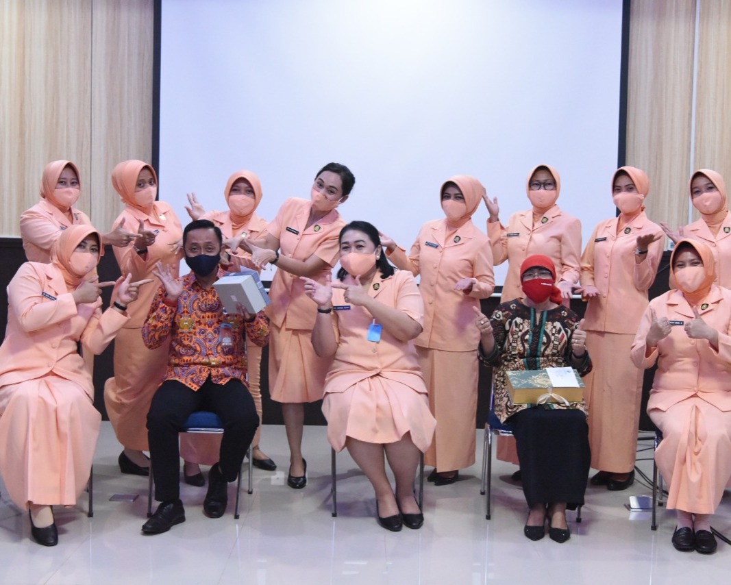 Ny. Irenne Ronny Moningka Lepas Purna Tugas SD Angkasa Lanud Roesmin Nurjadin