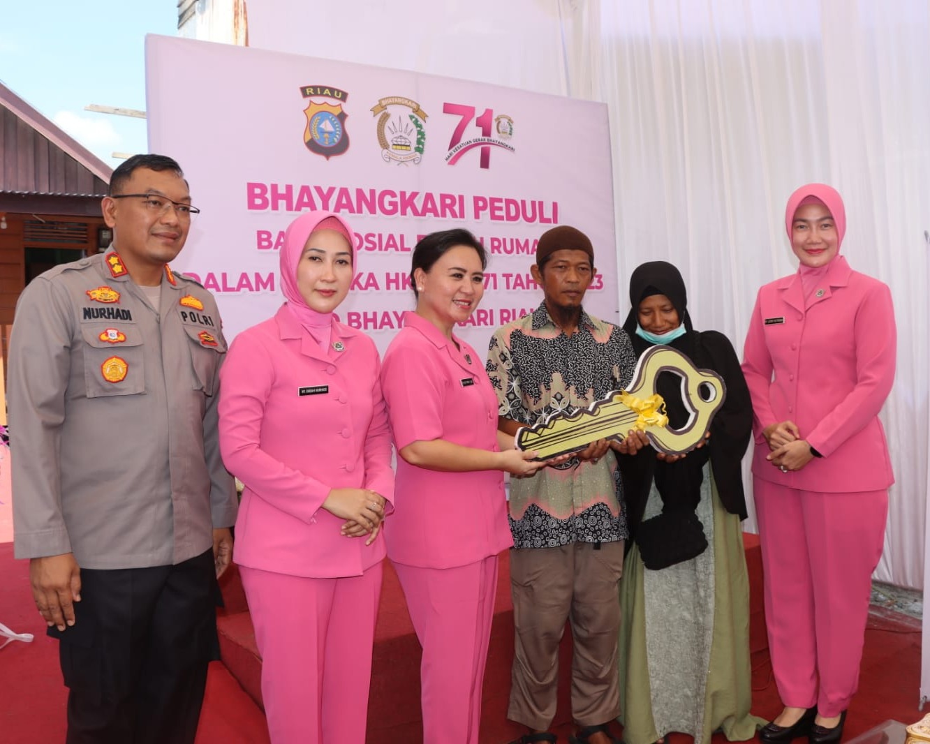 Pengurus Bhayangkari Daerah Riau Didampingi Kapolres Dumai Resmikan Bantuan Bedah Rumah Dalam Rangka HKGB Ke-71 Tahun 2023