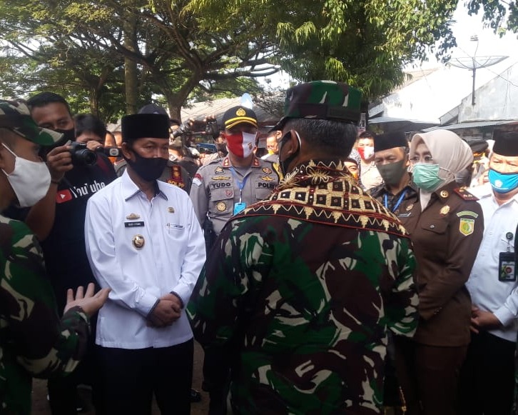 Kunjungan Danrem 043 (GATAM) Lampung Disambut Plt. Bupati Lampura Beserta Jajarannya Di Posko Check Point Pasar Central Kotabumi