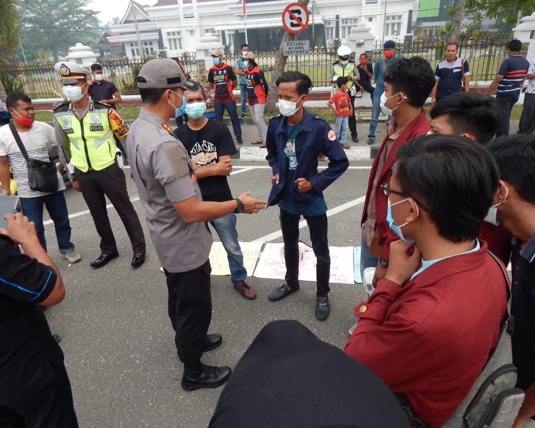 Memburuknya Kualitas Udara Saat Ini, Polres Kampar Bagikan Ribuan Masker Untuk Masyarakat
