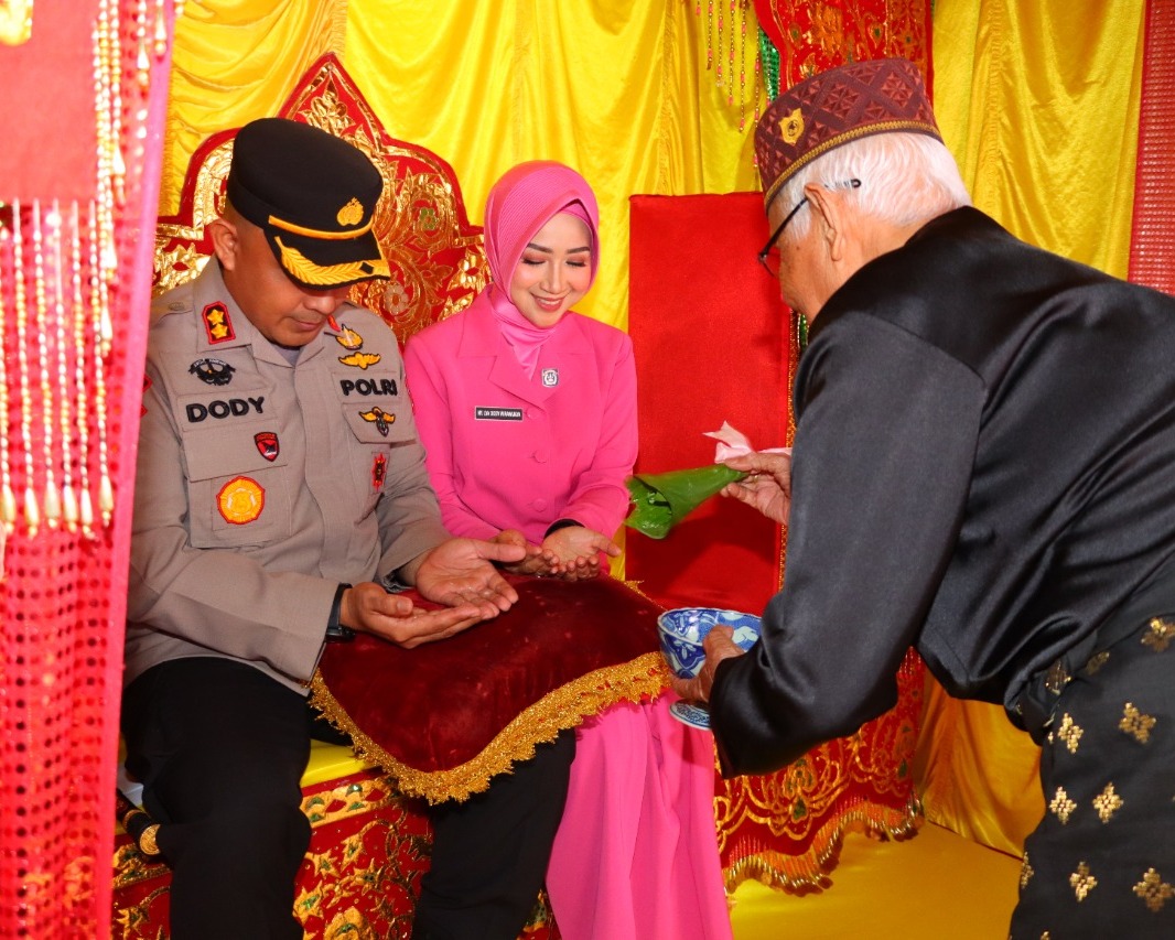 Pencak Silat, Pedang Pora Hingga Tepung Tawar Warnai Sertijab Kapolres Inhu