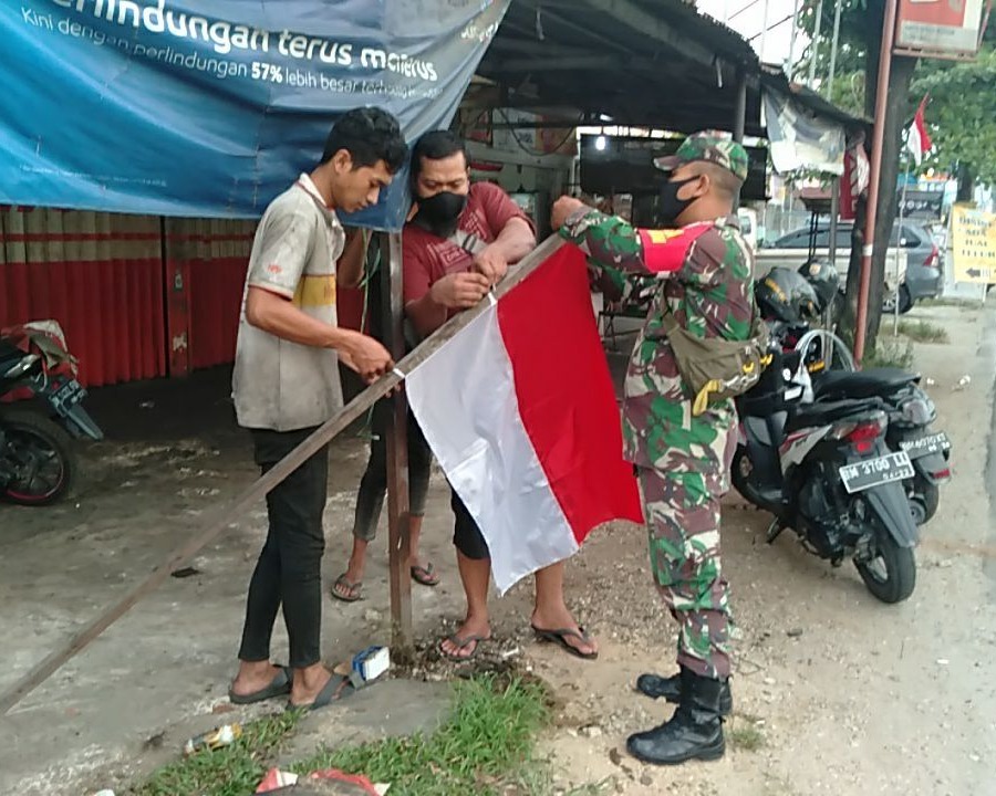 Kepedulian Anggota Kodim 0301/Pekanbaru Kepada Bendera Merah Putih dan Masyarakat Binaan
