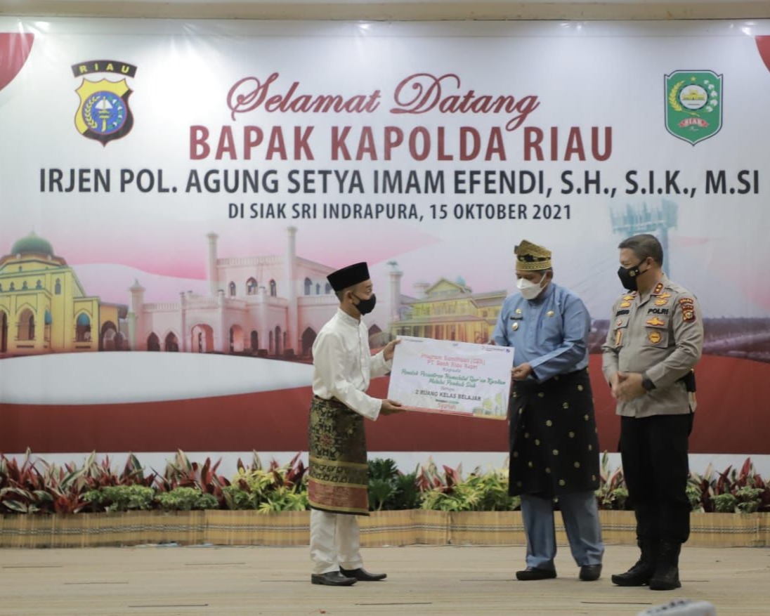 Kunker Ke Kabupaten Siak, Kapolda Riau Lakukan Peninjauan Pelaksanaan Vaksinasi Covid-19 Bagi Lansia Dan Pelajar