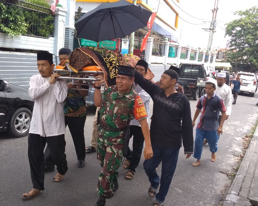 Babinsa Kodim 0301/Pekanbaru Melayat Ke Rumah Duka Seorang Tokoh Masyarakat Wilayah Binaannya