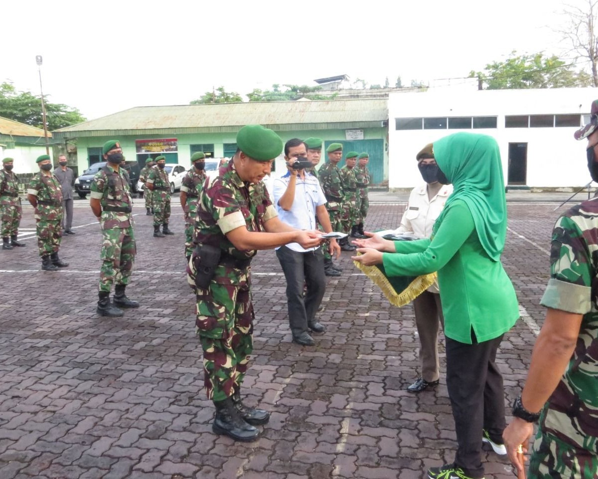 Persit Cabang L Kodim 0301 Bagikan Masker Kepada Prajurit Kodim 0301/Pekanbaru