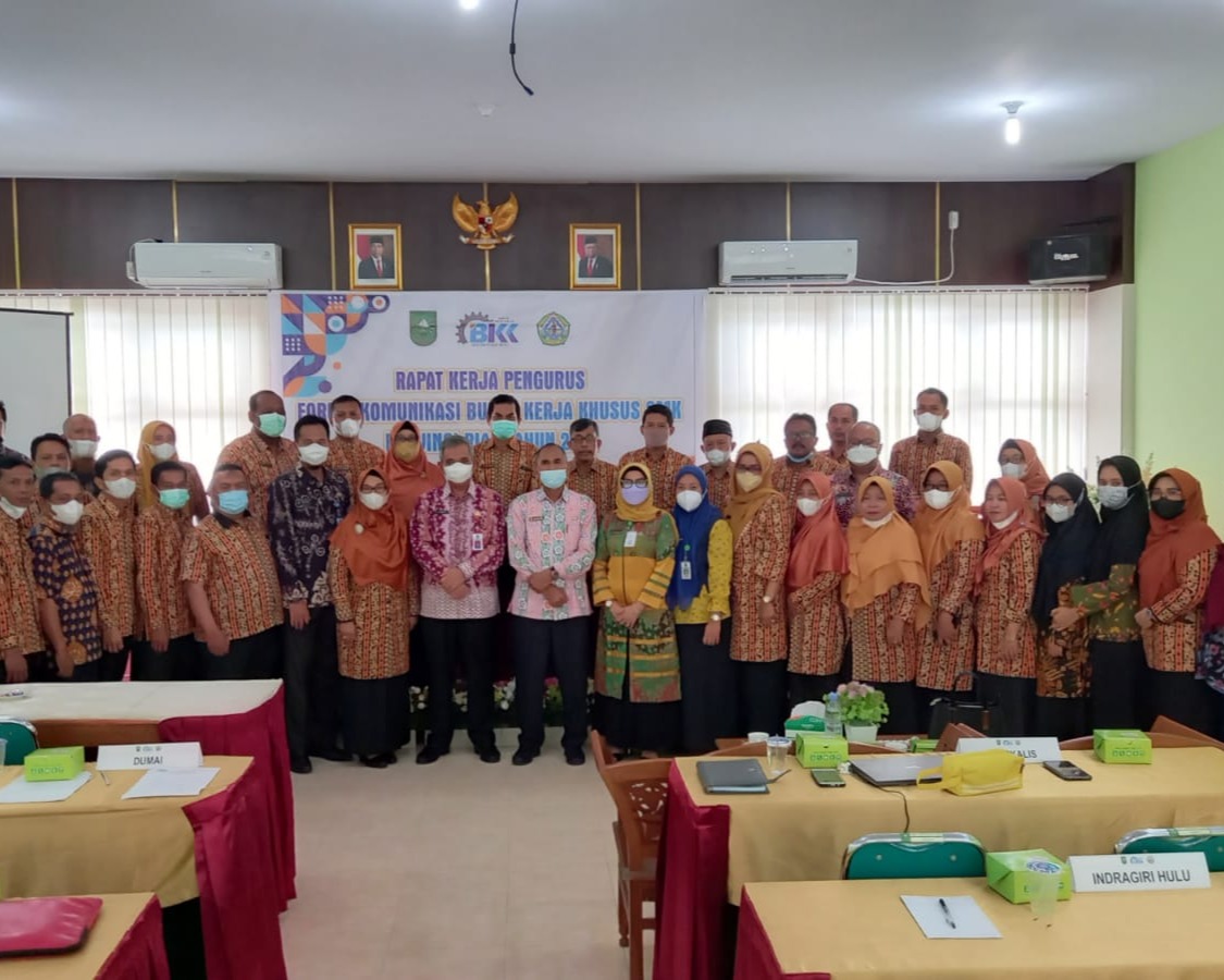 Kadisdik Riau Buka Rapat Kerja Pengurus Forum Komunikasi BKK SMK Provinsi Riau Tahun 2022