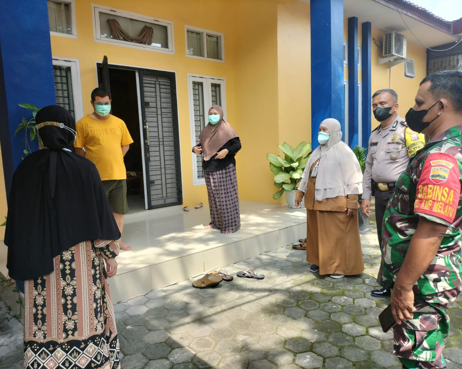 Sinergitas TNI Polri, Babinsa Kodim 0301/PBR Bersama Bhabinkamtibmas Lakukan Tracing Terkonfirmasi Covid Di Wilayah Kelurahan Kampung Melayu