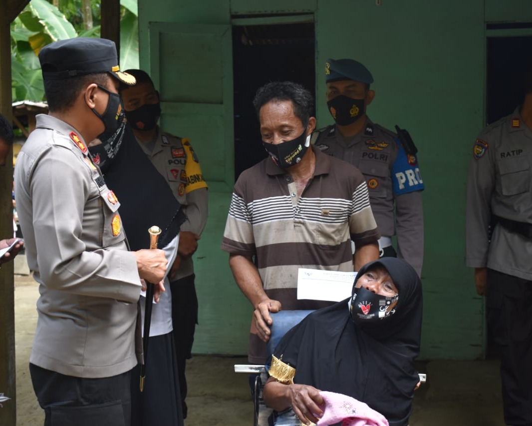 Kapolres Kampar Salurkan Zakat Profesi Personel dan Bansos Untuk Warga Kurang Mampu