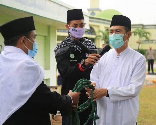 Gubri Serahkan dan Menyaksikan Penyembelihan Hewan Kurban Presiden RI di Masjid Raya An-Nur