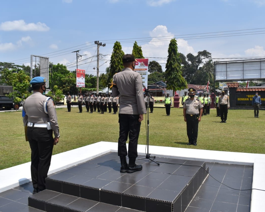 Kapolres Kampar Pimpin Upacara Kenaikan Pangkat Pengabdian Salah Satu Anggotanya