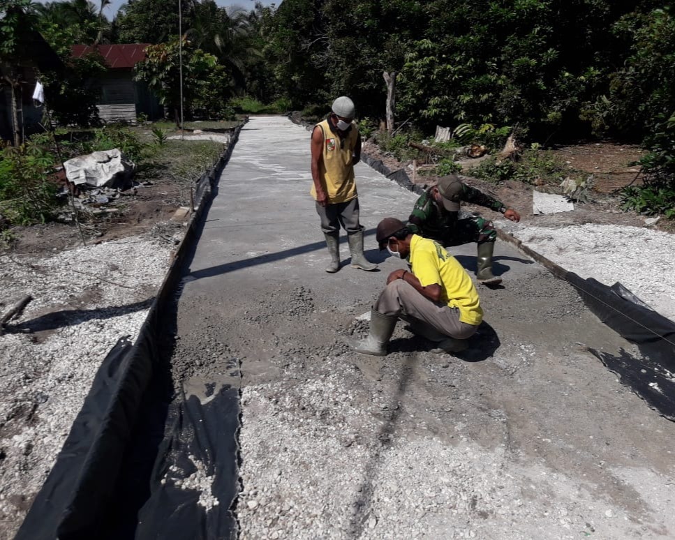 Walaupun Terik Panas, Personil Kodim 0301/PBR dan Warga Tetap Bersemangat Menyelesaikan Pekerjaan Semenisasi Gang Babinsa