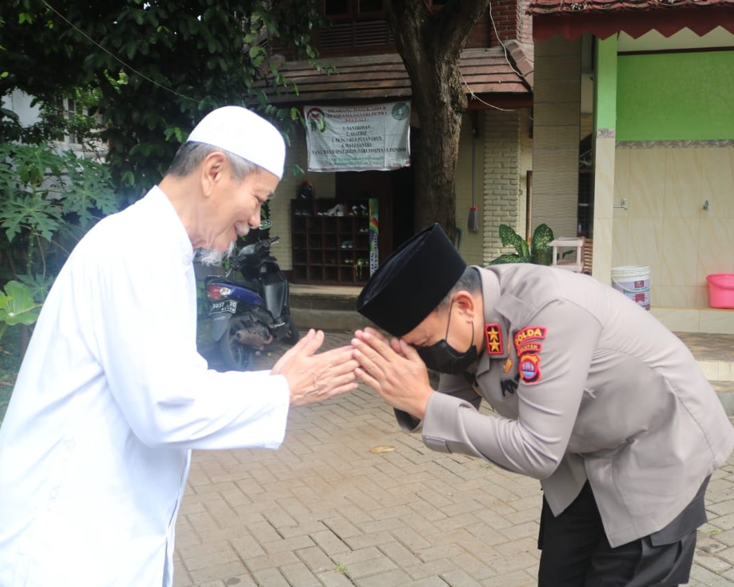 Sowan Sesepuh, Kapolda Banten Lesehan di Pesantren Ki Embay