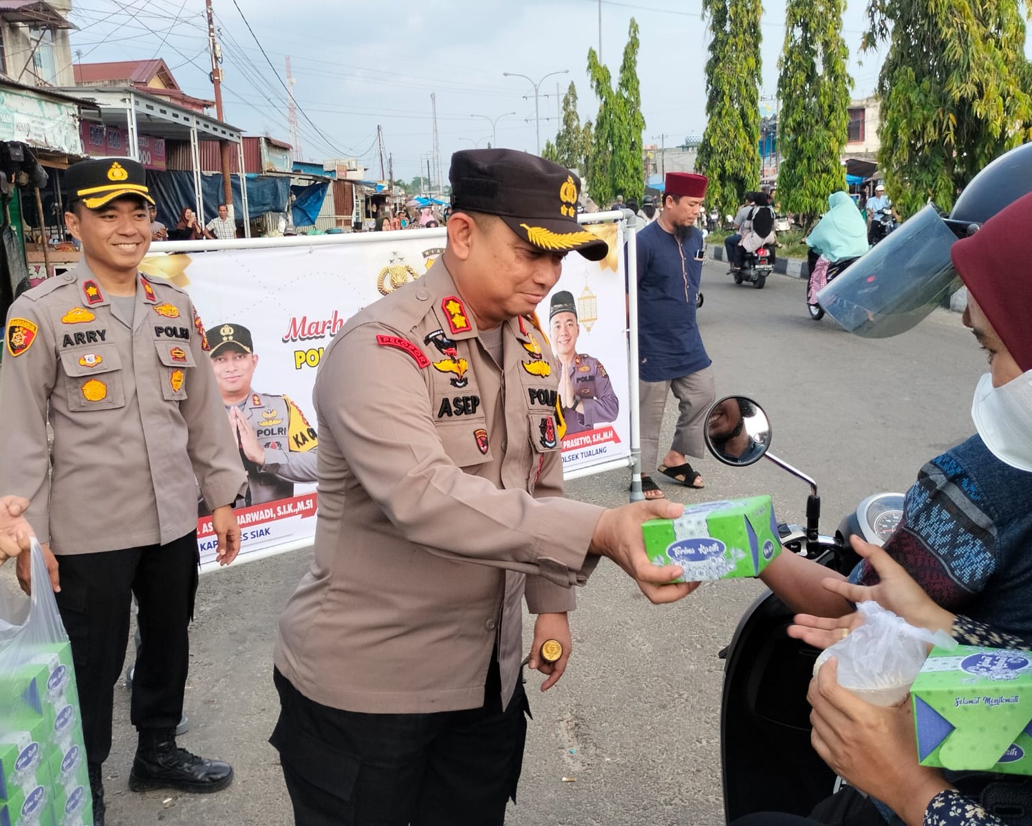 Berkah di Bulan Suci Ramadhan 1445 H, Kapolres Siak Bersama PJU Bagi-Bagi Takjil Untuk Masyarakat di Pos Pam Kecamatan Tualang