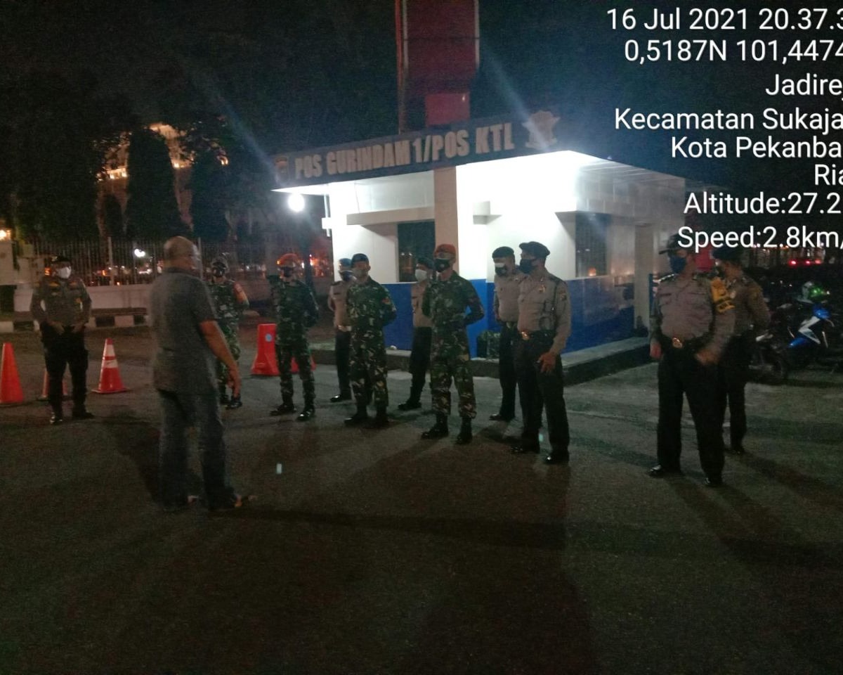 Babinsa Kodim 0301/PBR Bersama Tim Satgas dan Polsek Pekanbaru Kota Lakukan Sosialisasi PPKM Mikro dan Penyekatan Jalan