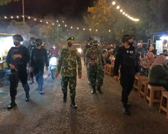 Sinergitas TNI-Polri, Kodim 0301/Pekanbaru Gelar Patroli Gabungan Sampaikan Himbauan Prokes Malam