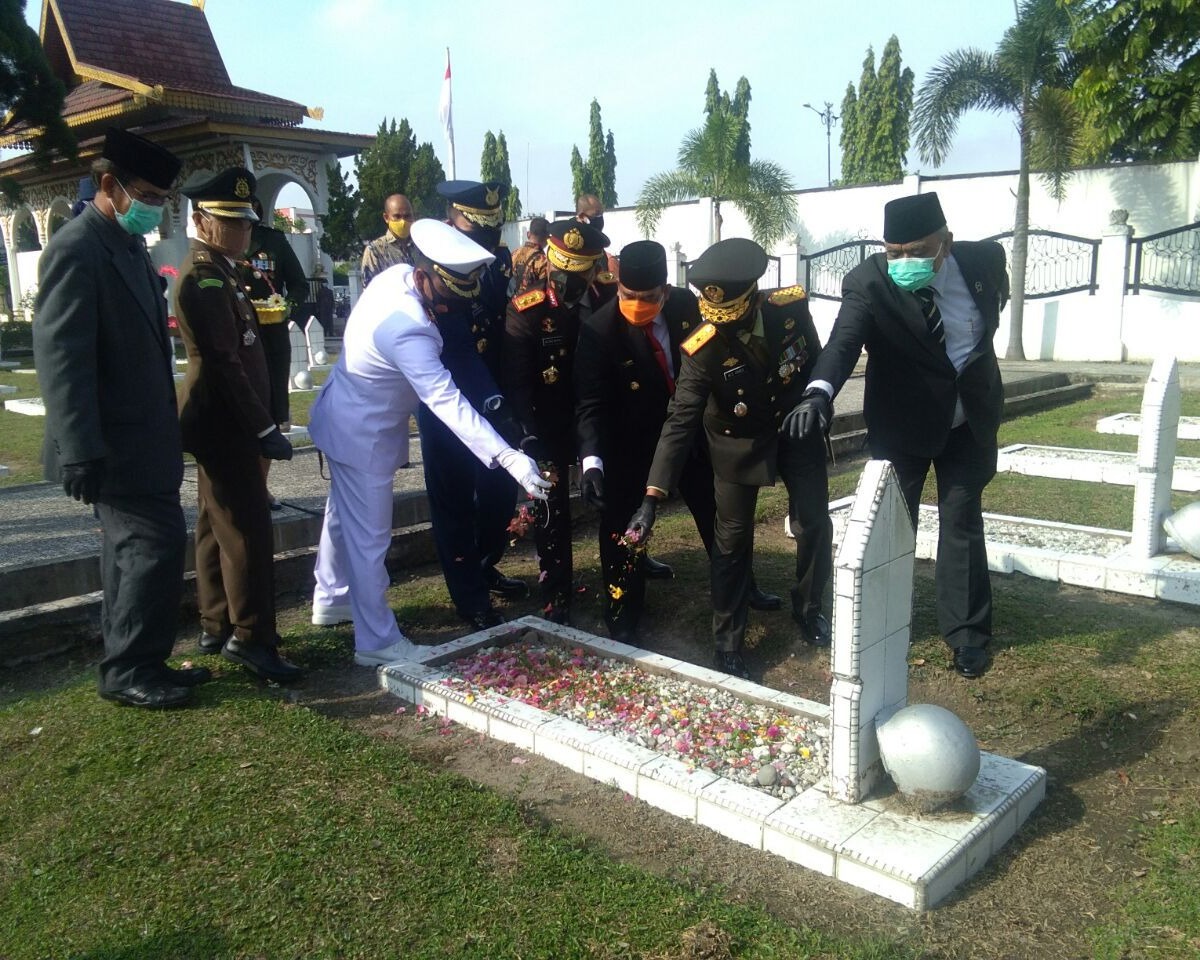 Dandim 0301/PBR Ikuti Upacara Ziarah Nasional Dalam Rangka Memperingati HUT TNI Ke-75 Tahun 2020 di TMP Kusuma Dharma