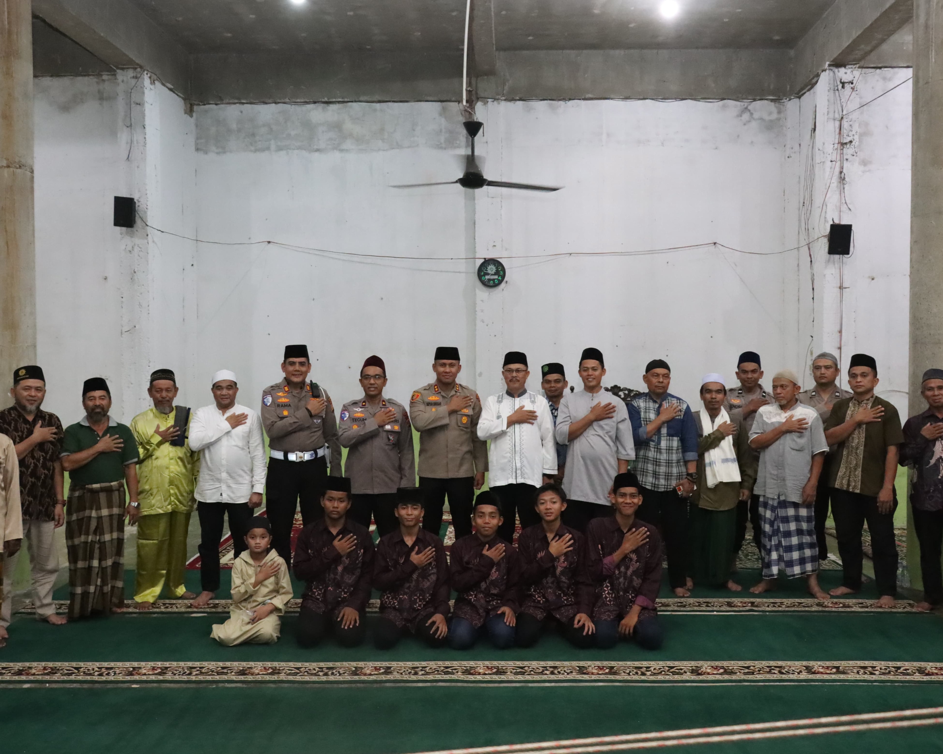 Safari Ramadhan Kapolres Siak di Masjid Muhammadiyah Perawang Barat, Pererat Silaturahmi dan Serahkan Bantuan Pembangunan