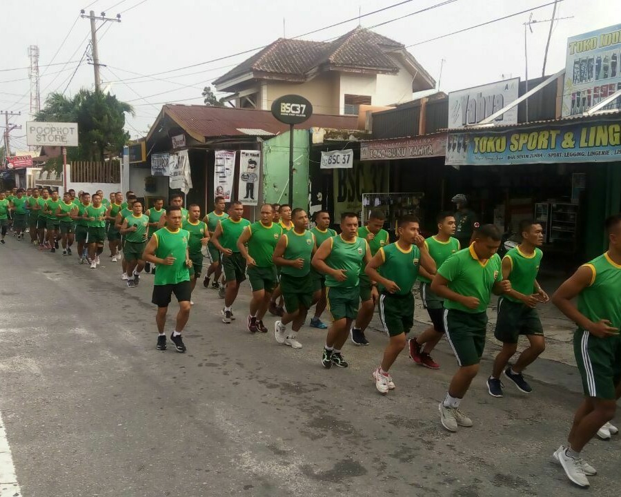 Prajurit Kodim 0301/Pekanbaru Melaksanakan Program Pembinaan Fisik di Lapangan Komplek Asrama Militer Pancasila