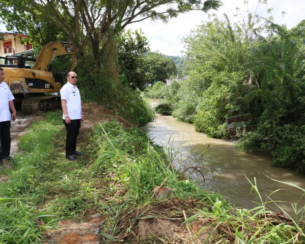Mengatasi Masalah Banjir di Tarutung, Bupati Taput Turunkan alat berat