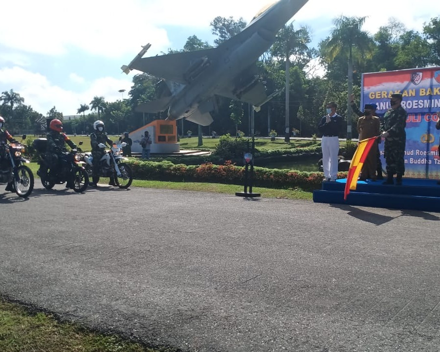 Dandim 0301/Pekanbaru Hadiri Kegiatan Gerakan Bakti Sosial Pemberian Sembako Kepada Masyarakat Yang Terdampak Covid-19 di Lanud RSN