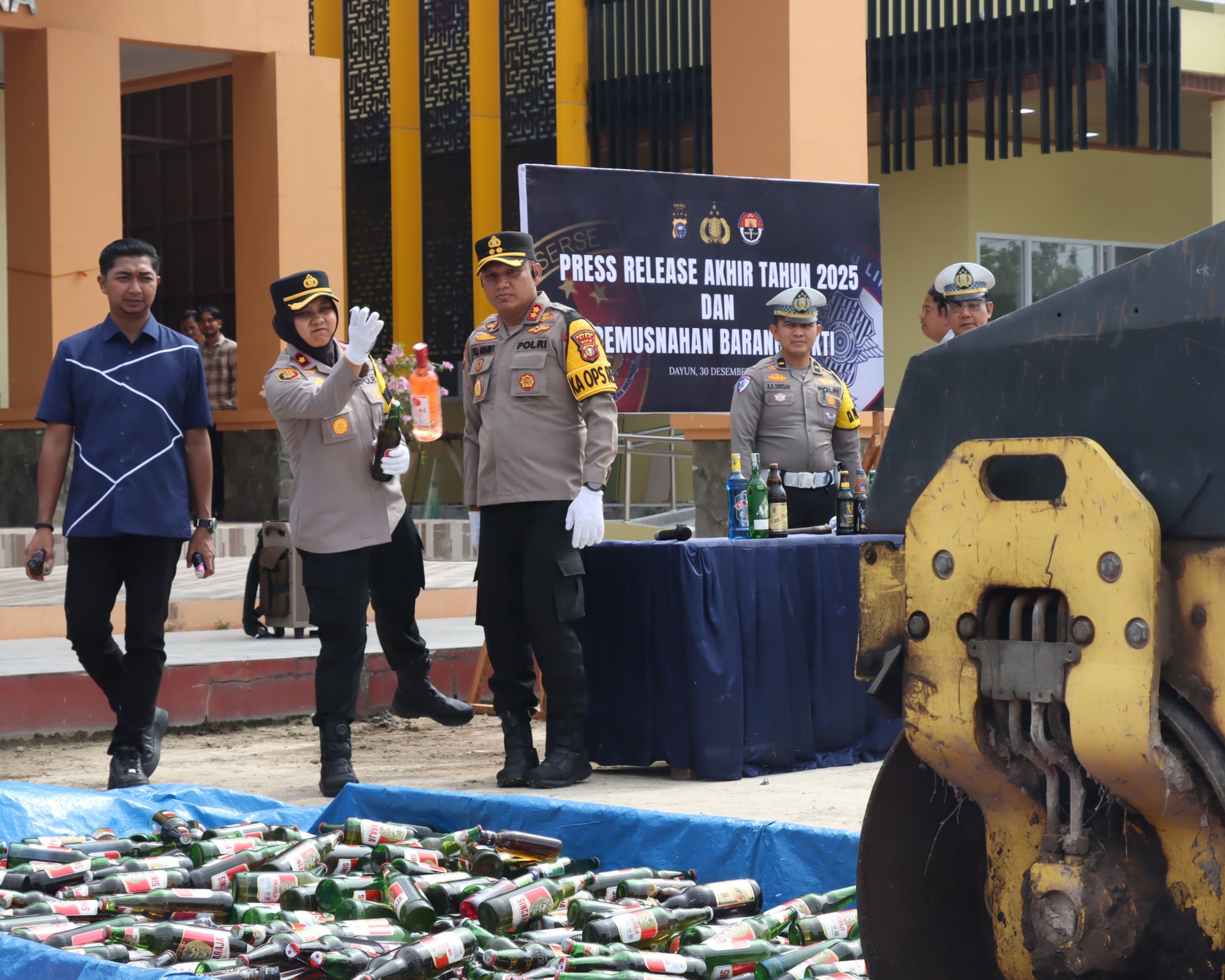 Kapolres Siak Pimpin Press Release Akhir Tahun 2025 dan Pemusnahan Barang Bukti