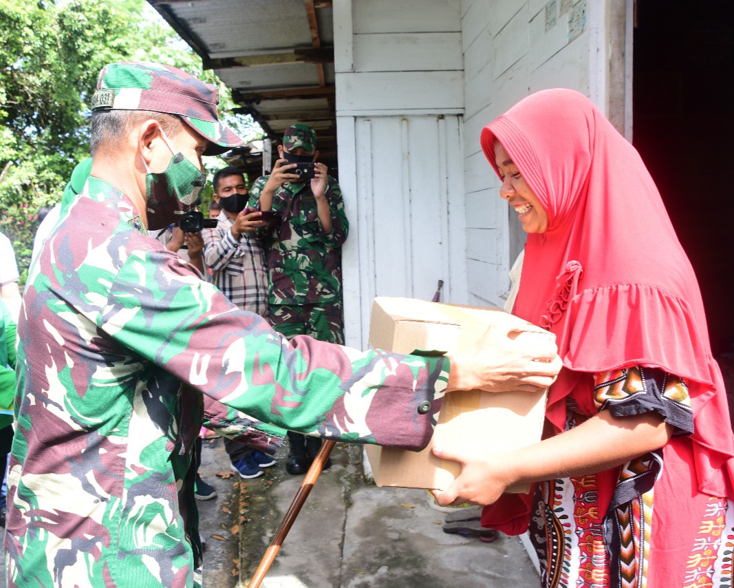Danrem 031/WB Beserta Ketua Persit KCK Koorcab Rem 031 PD I/BB dan Relawan Peduli Covid-19 Riau Kembali Bagikan Bantuan Kemanusiaan