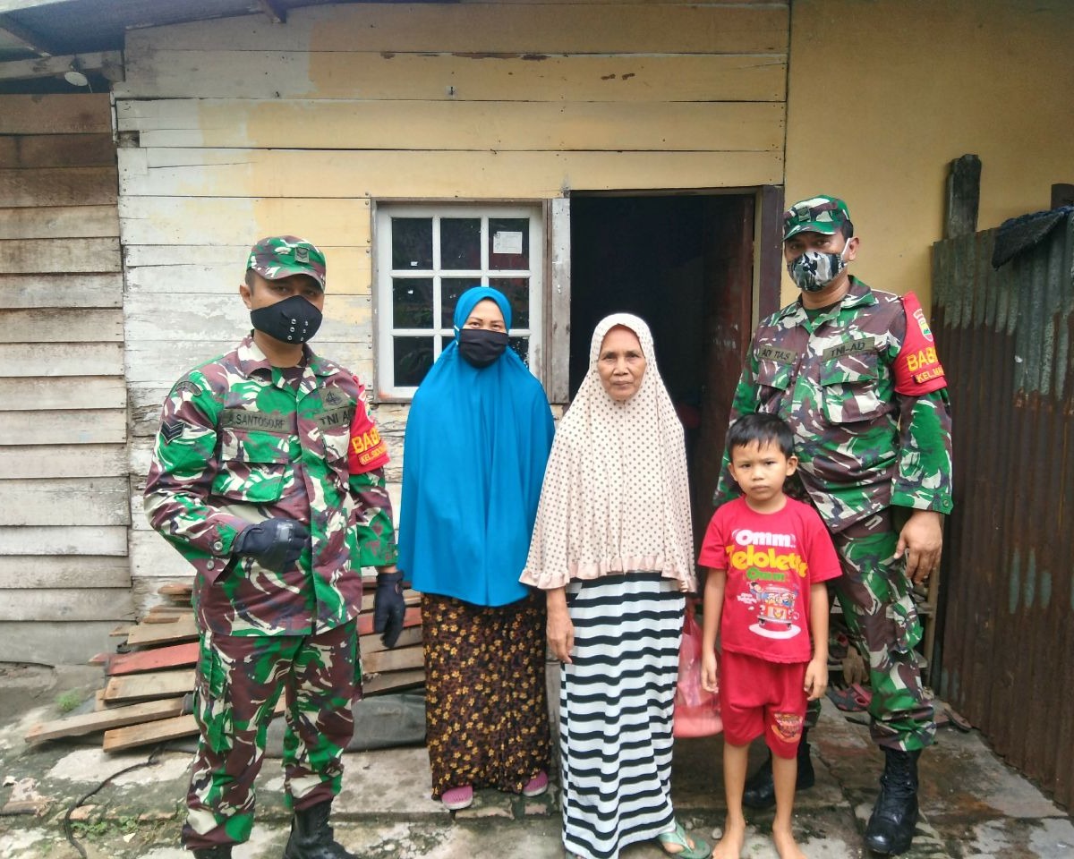 Babinsa Kodim 0301/PBR Berikan Sembako Kepada Warga, Sebagai Wujud Peduli Di Tengah Pandemi Covid-19