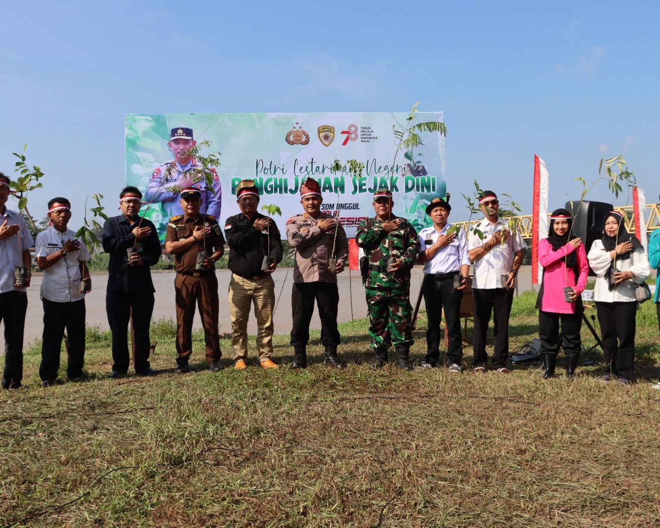 Teluk Erong Dihijaukan, Ini Pesan Kapolres Inhu Saat Tanam Pohon Serentak