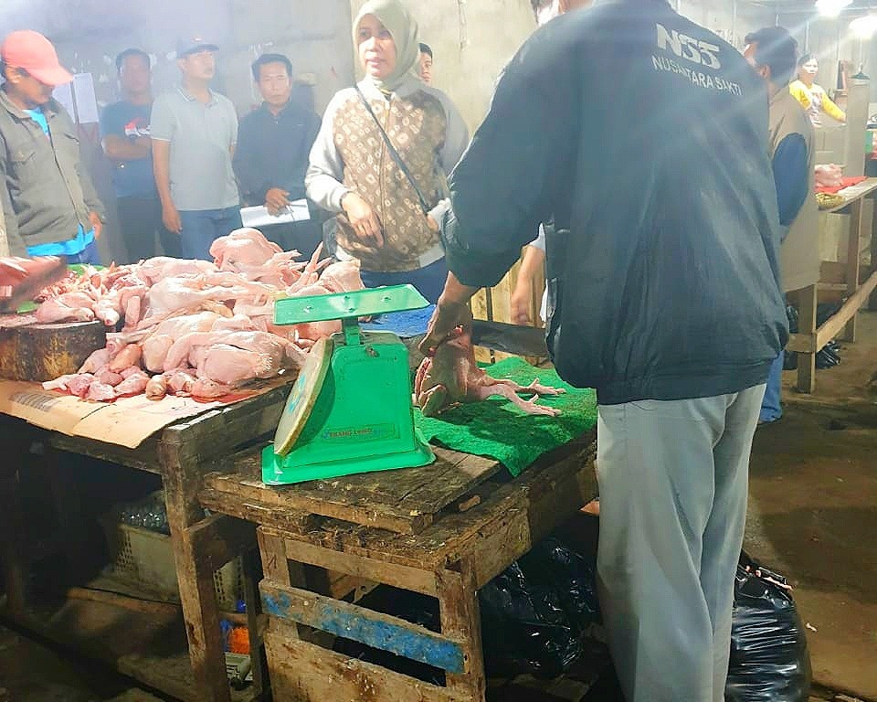 Pedagang Kaget, Dini Hari Disdagperin Muba Tinjau Aktivitas Pasar Randik