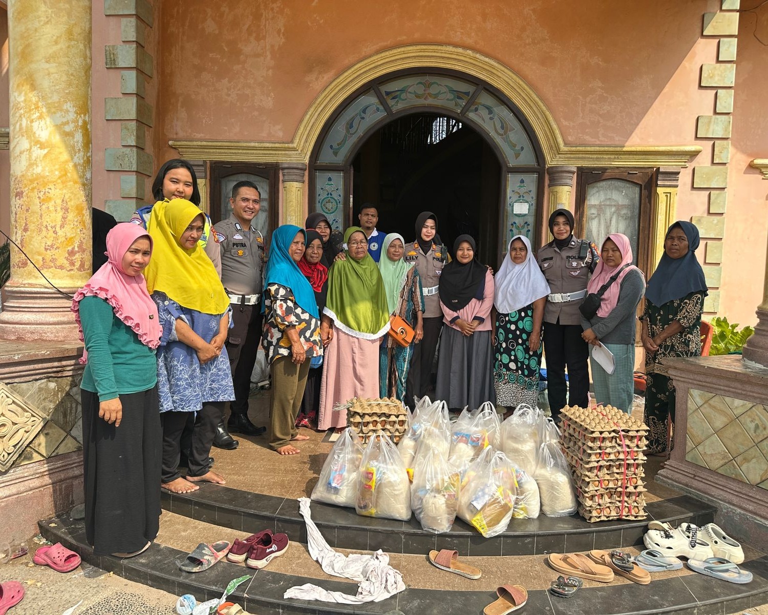 Satlantas Polres Dumai Laksanakan Giat Jumat Berbagi Dengan Masyarakat Korban Kebakaran Rumah