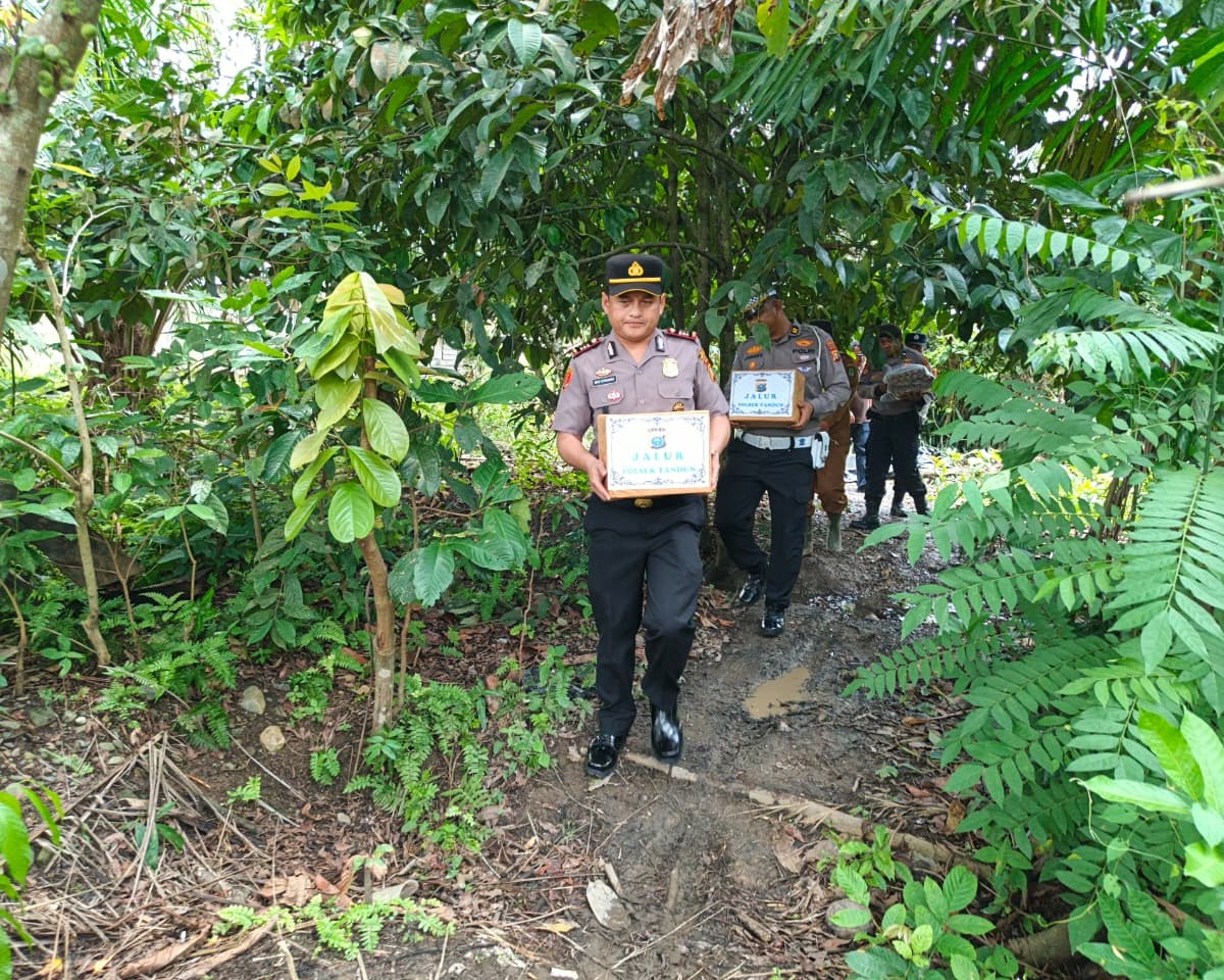 Menyapa Dari Pinggiran Negeri, Polsek Tandun Salurkan Bantuan Lewat Program JALUR Untuk Warga Sumber Jaya